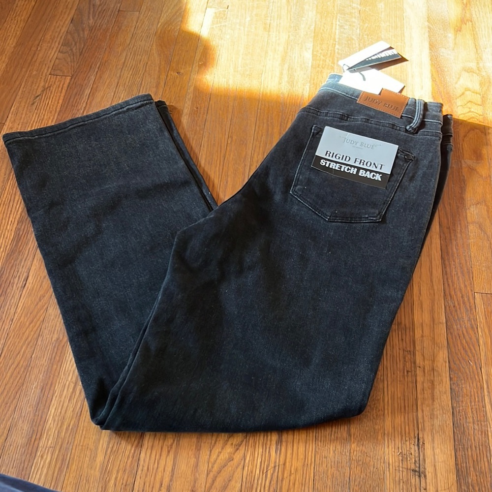 Brand new Judy Blue black 90’s straight jean!
